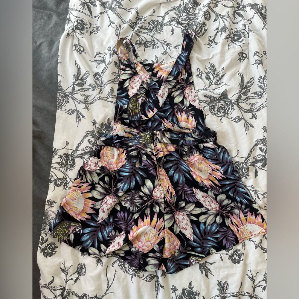 Cute tropical print romper/overalls. Ties at the waist & criss cross open back - Picture 5 of 6